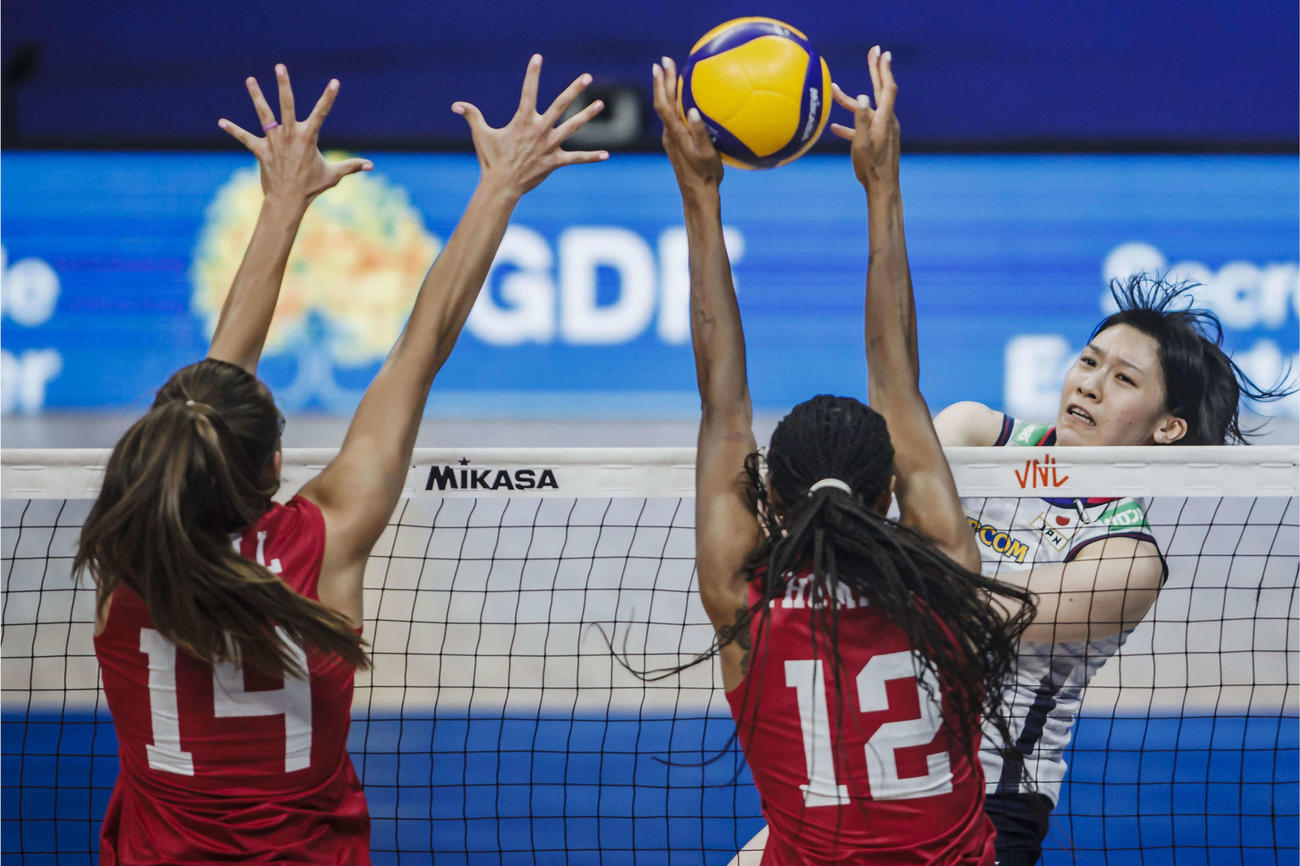 日本対米国　スパイクを放つ石川真佑（C）FIVB