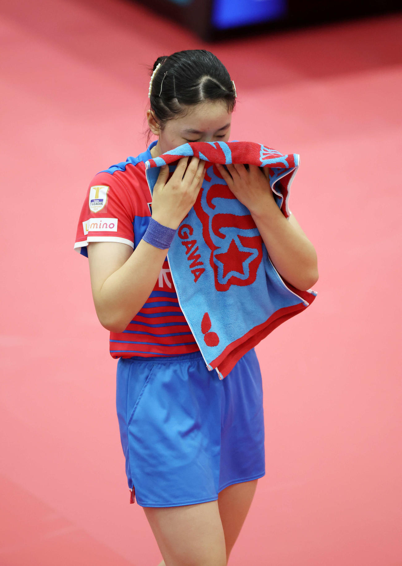 女子シングルス準々決勝　汗を拭う張本美（撮影・宮地輝）
