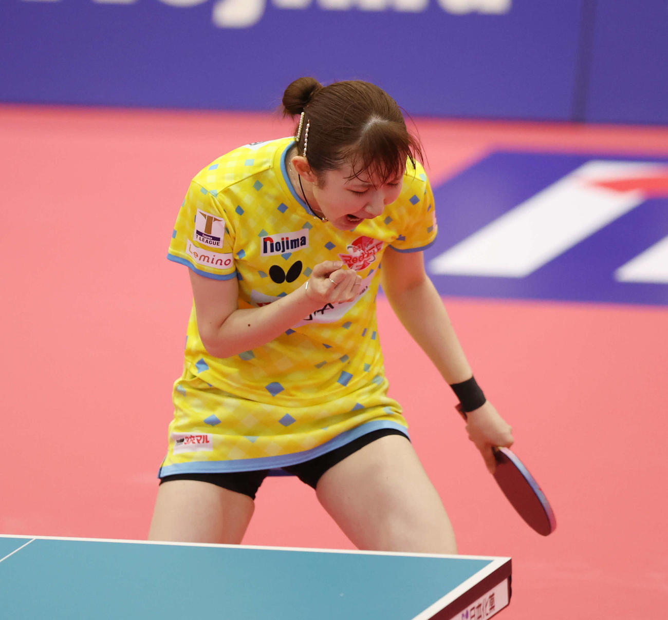 女子シングルス準々決勝　ポイントを奪いガッツポーズする早田ひな（撮影・宮地輝）