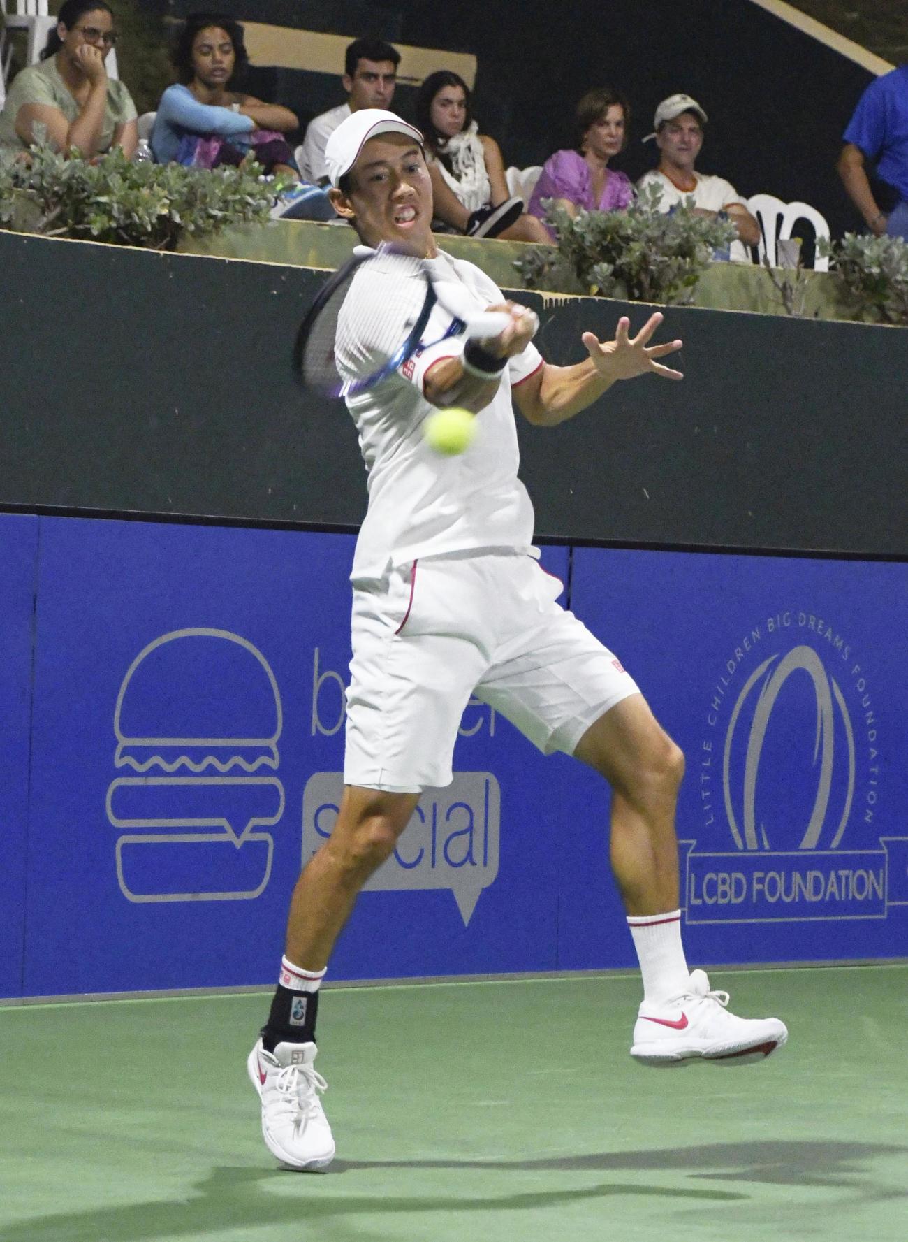 シングルス準決勝でショットを放つ錦織圭（共同）