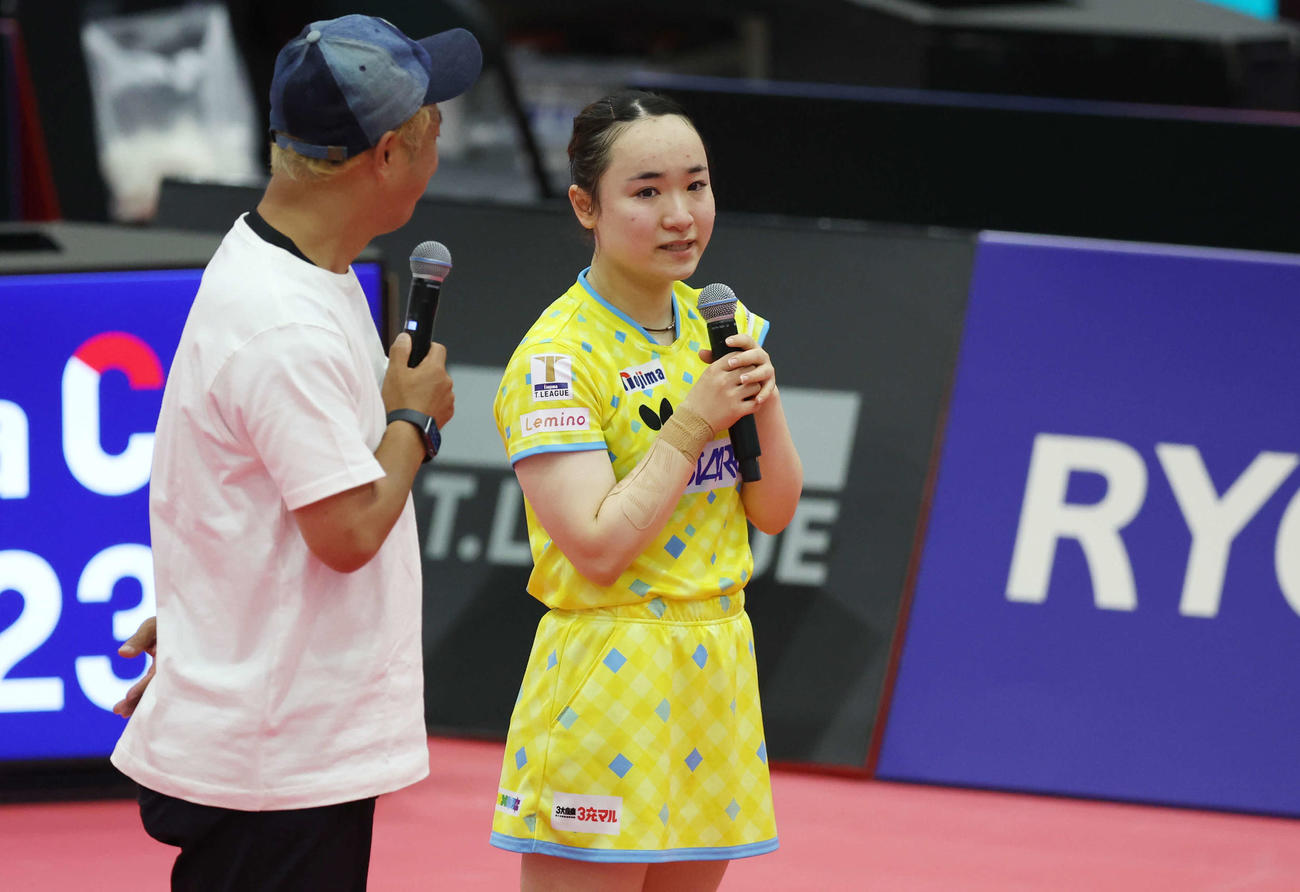 女子シングルス準決勝　決勝進出を決めた伊藤はインタビューで涙を見せる（撮影・宮地輝）