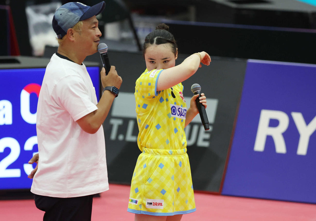 女子シングルス準決勝　決勝進出を決めた伊藤はインタビューで涙を見せる（撮影・宮地輝）