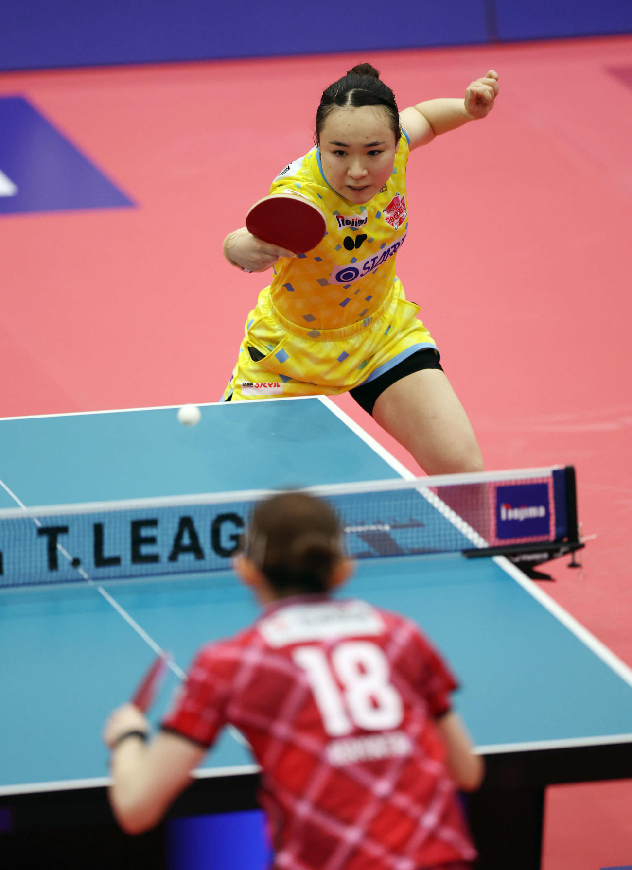 女子シングルス準決勝　打ち返す伊藤（撮影・宮地輝）