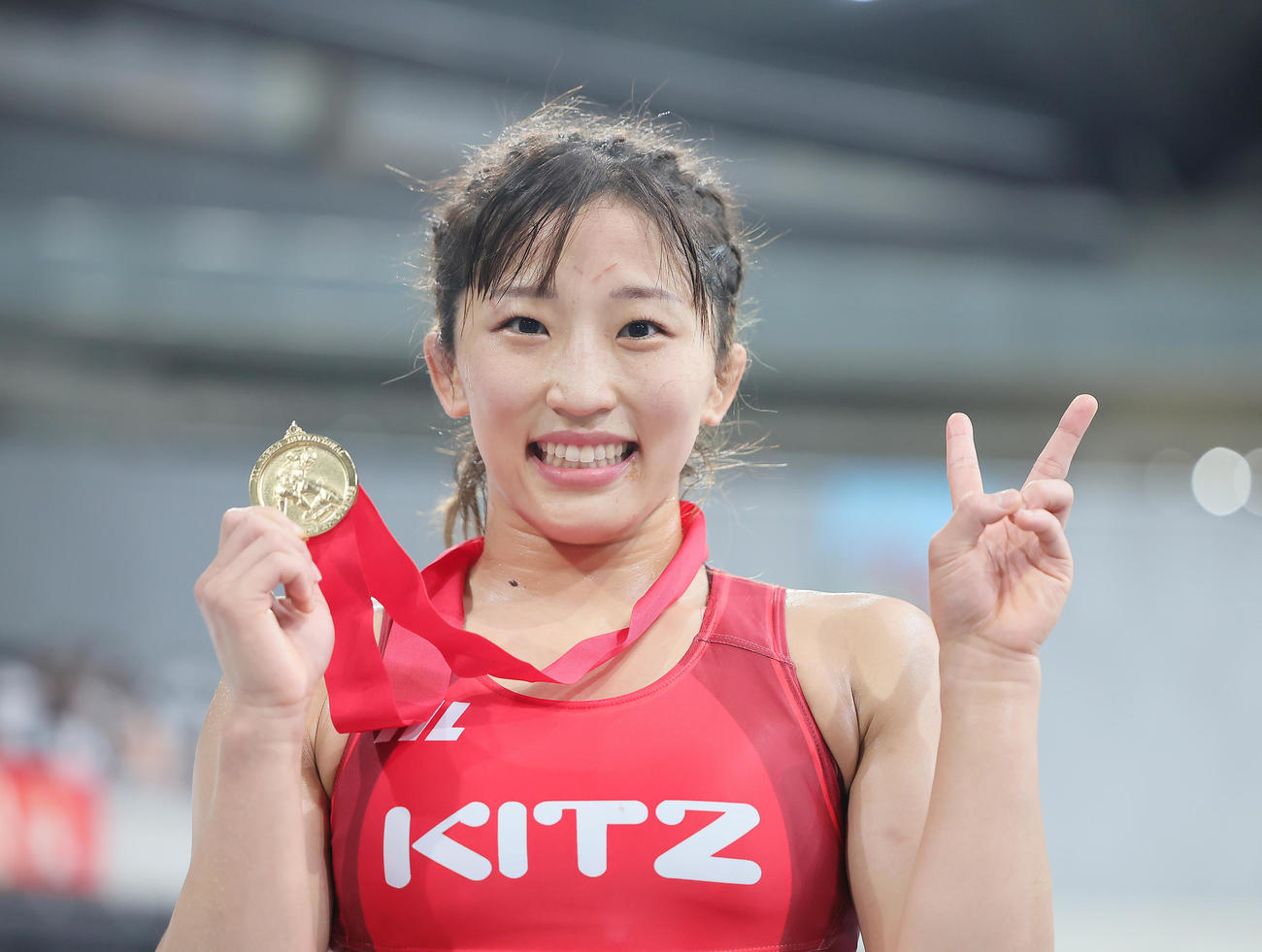 女子50キロ級決勝で優勝しメダルを手に笑顔を見せる須崎（撮影・足立雅史）