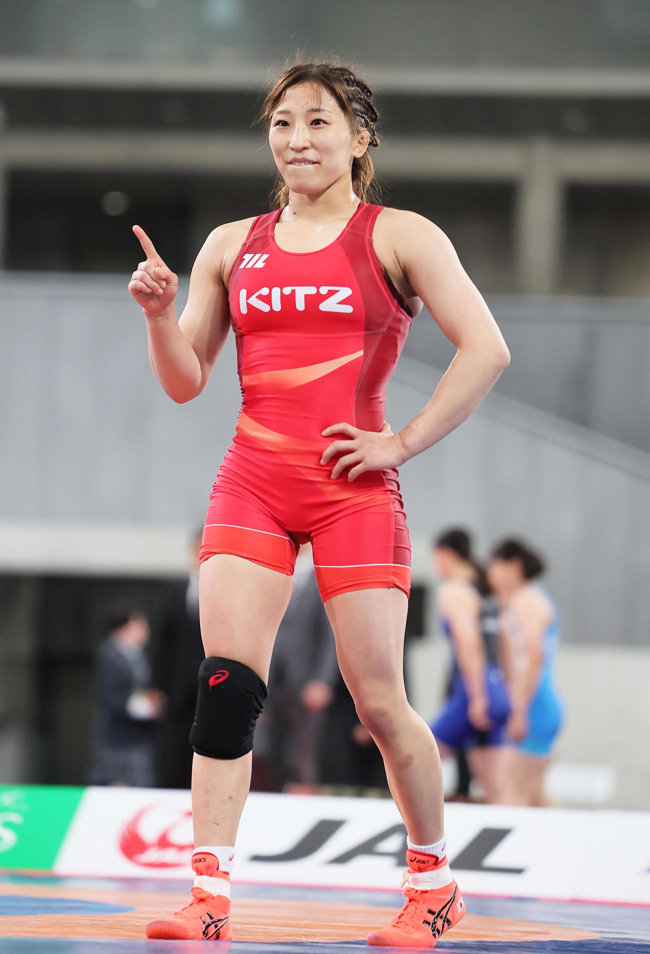 女子50キロ級決勝で優勝しポーズを決める須崎（撮影・足立雅史）
