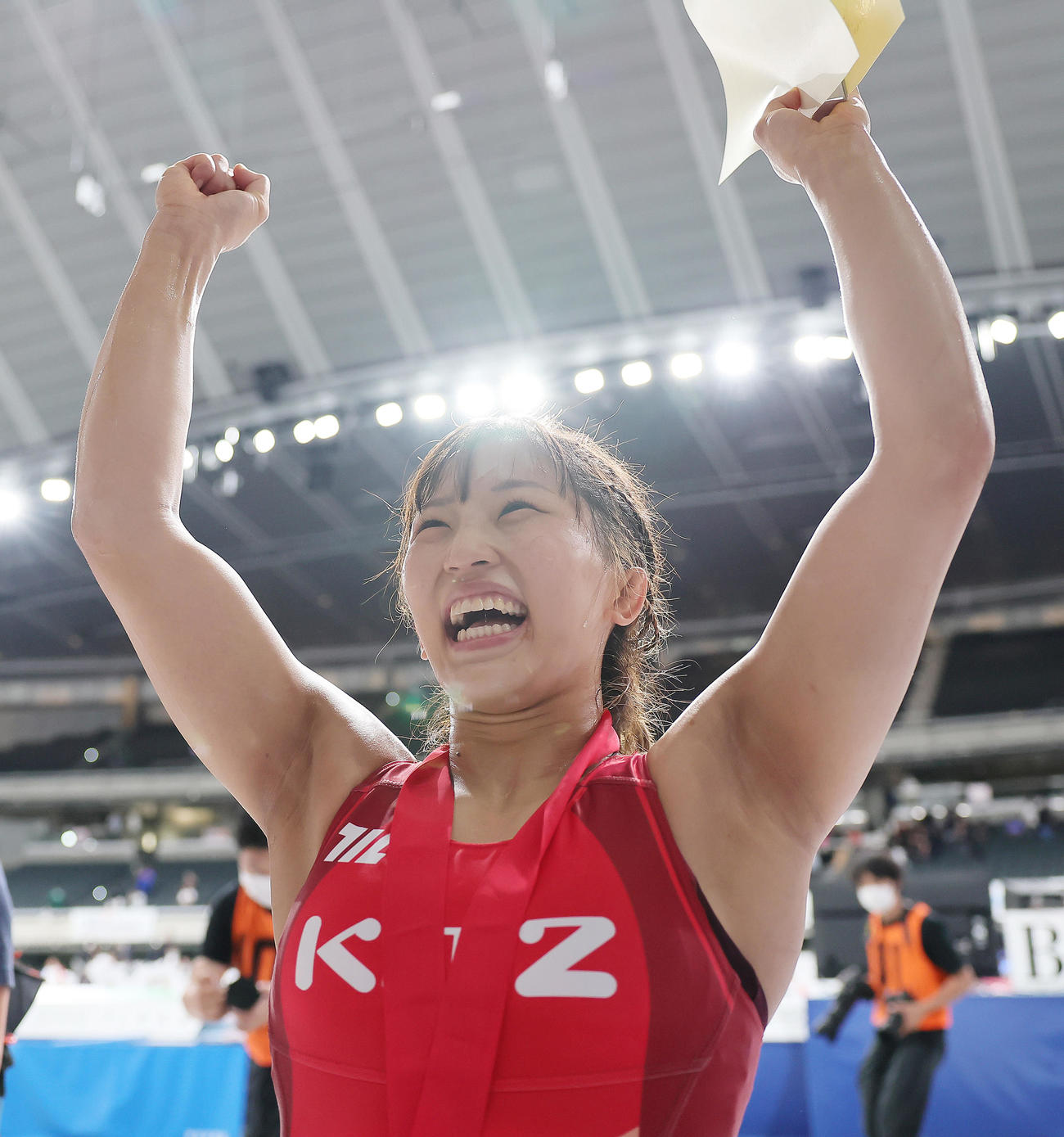 女子50キロ級決勝で優勝しスタンドの声援に笑顔で応える須崎（撮影・足立雅史）