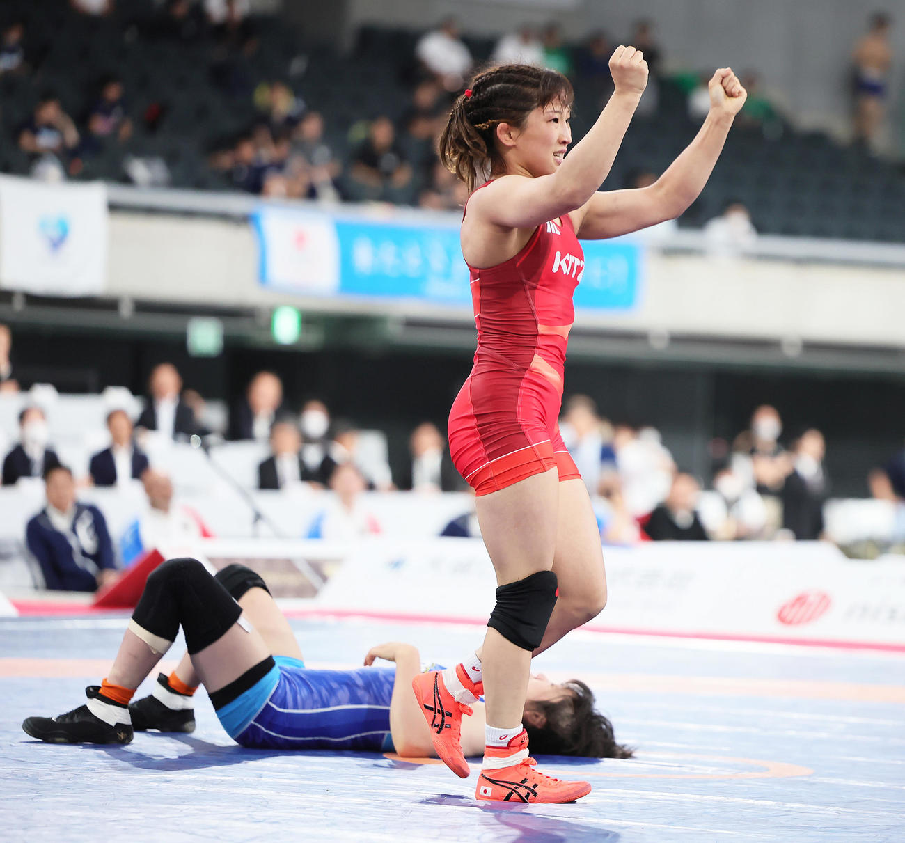 女子50キロ級決勝　須崎は吉元を破りガッツポーズ（撮影・足立雅史）