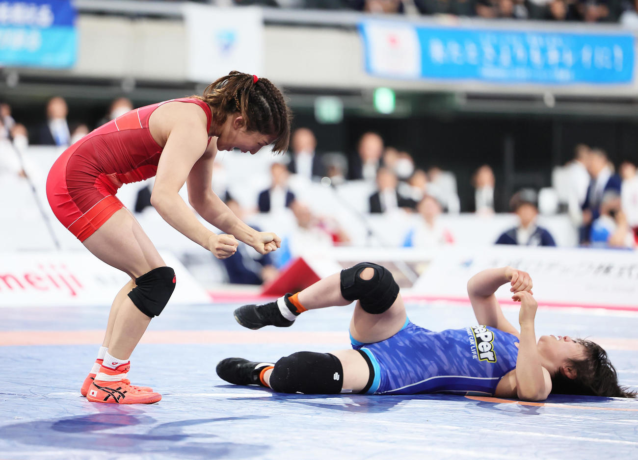 女子50キロ級決勝　須崎（左）は吉元を破りガッツポーズ（撮影・足立雅史）