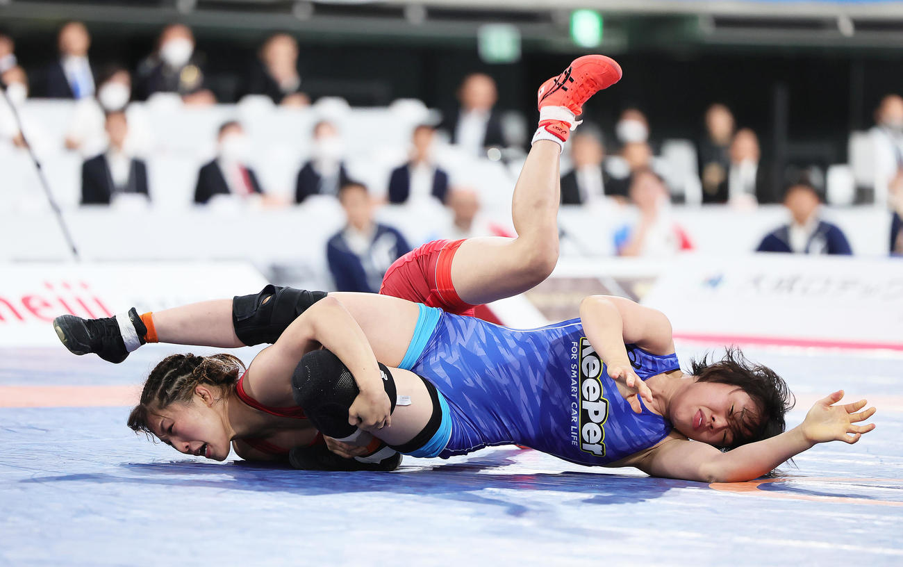 女子50キロ級決勝　須崎（左）は吉元を攻める（撮影・足立雅史）