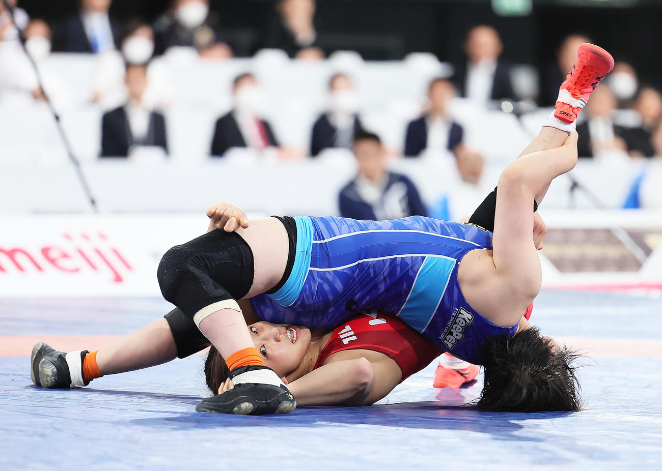 女子50キロ級決勝　須崎（左）は吉元を攻める（撮影・足立雅史）
