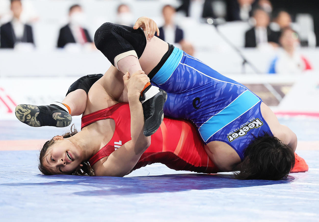 女子50キロ級決勝　須崎（左）は吉元を攻める（撮影・足立雅史）