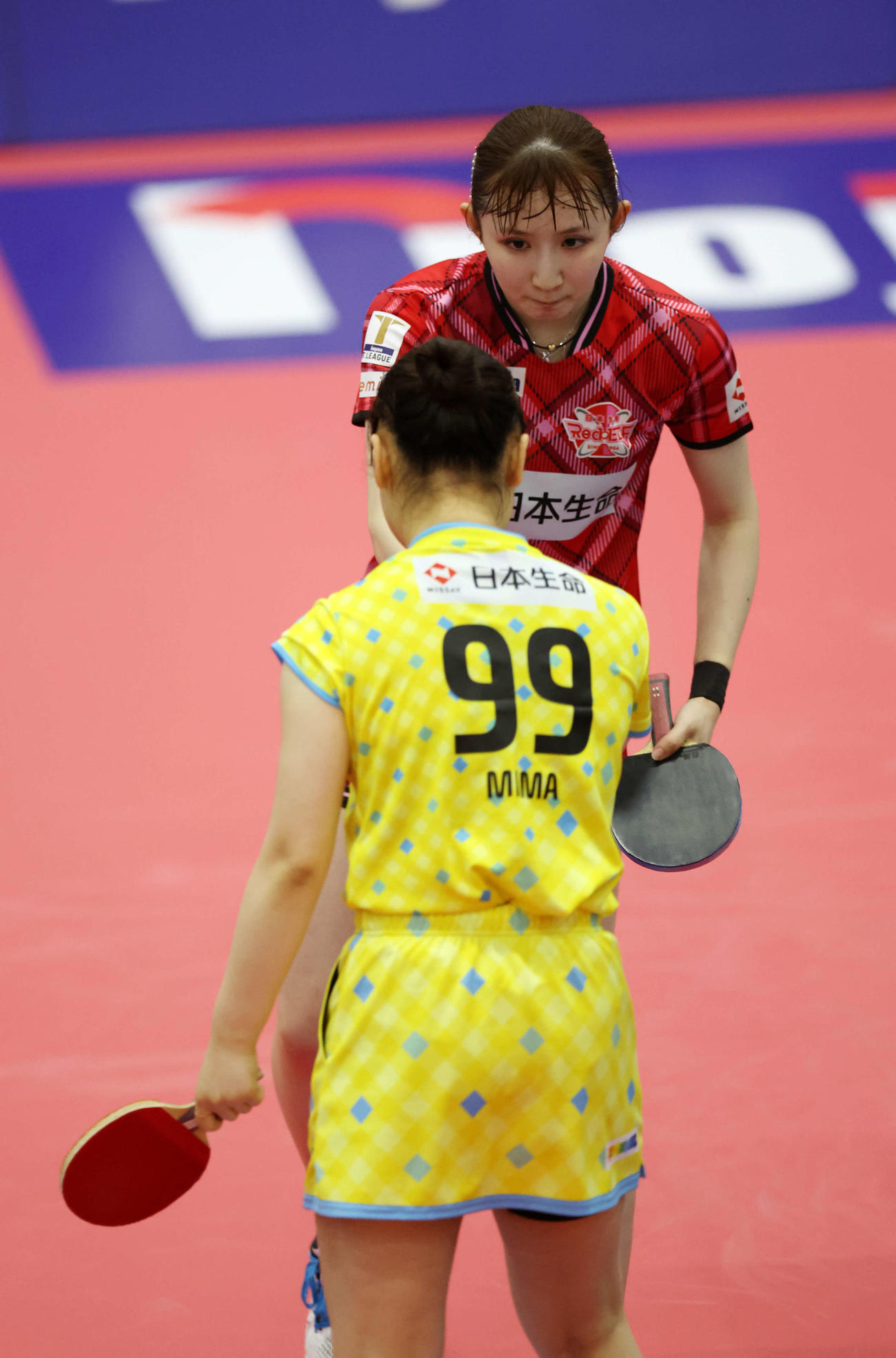 女子シングルス準決勝　伊藤（手前）に敗れ、握手を交わす早田（撮影・宮地輝）