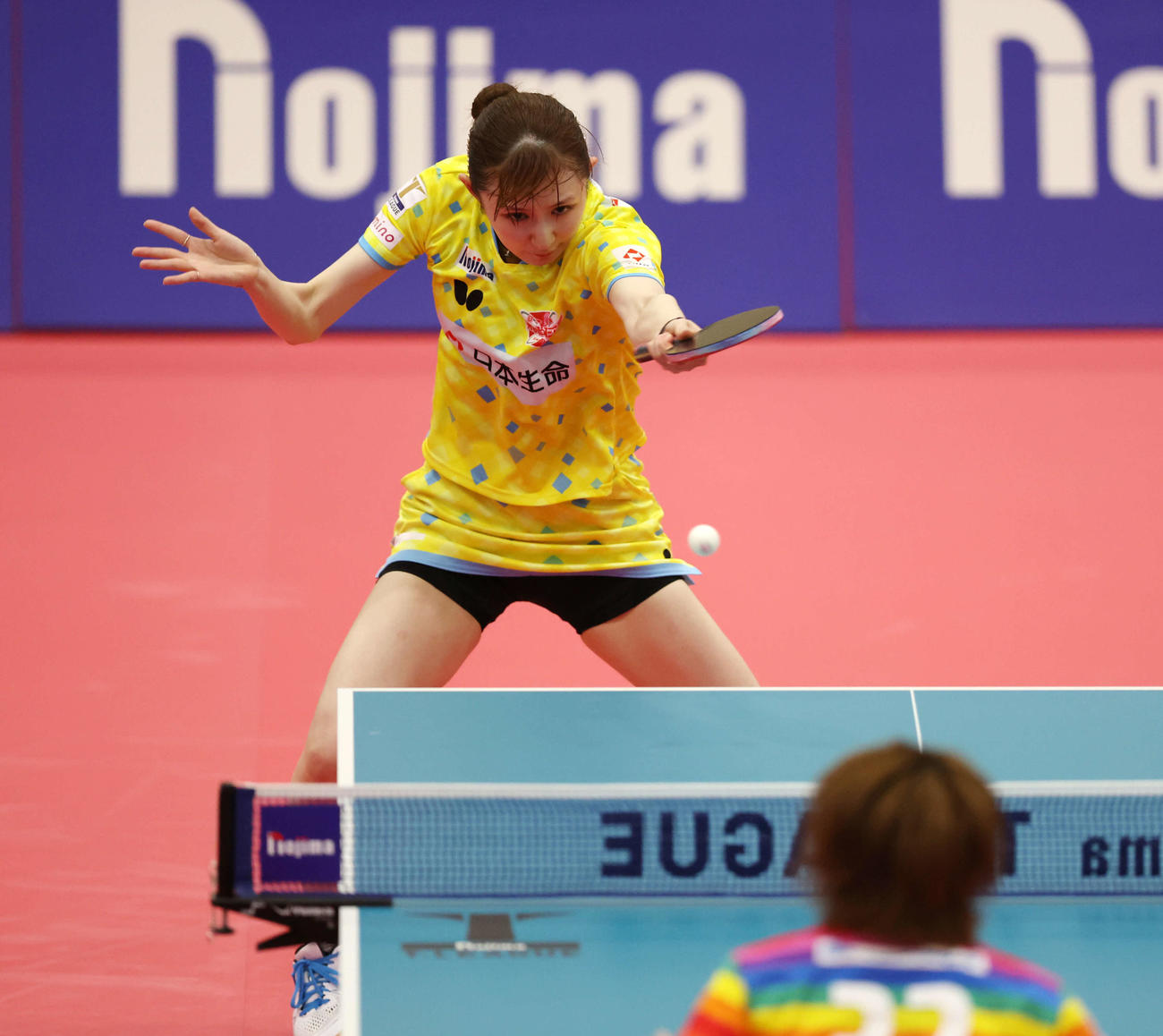 女子シングルス3位決定戦　打ち返す早田（撮影・宮地輝）