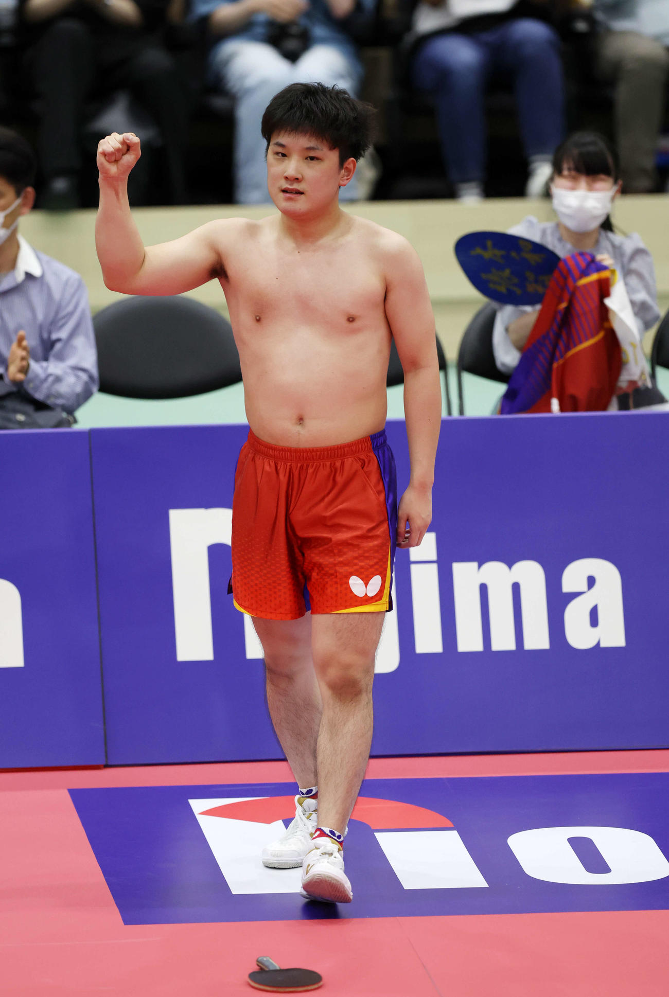 男子シングルスで優勝し、ファンにユニホームをプレゼントした張本智（撮影・宮地輝）
