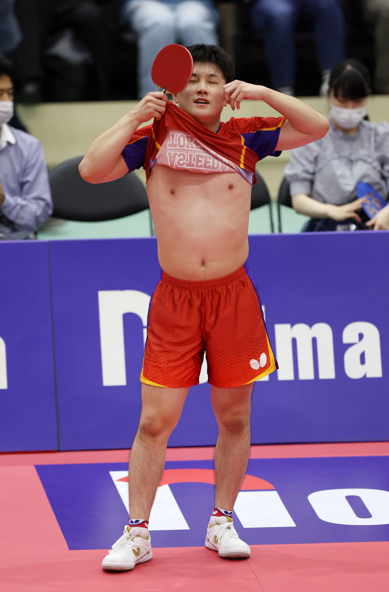男子シングルスを優勝し、歓喜する張本智（撮影・宮地輝）