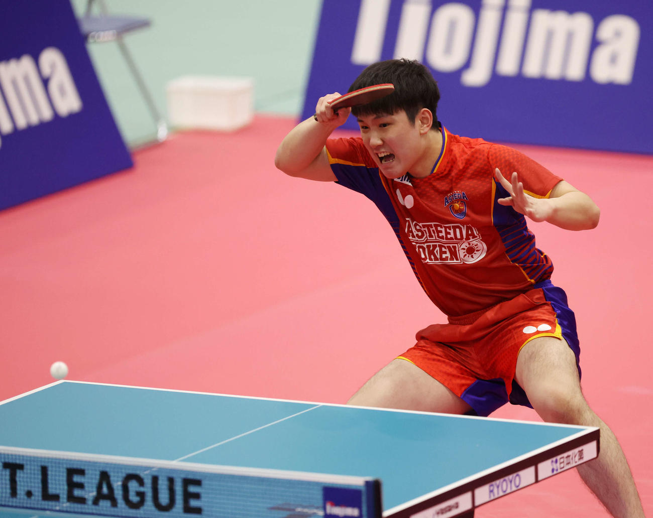 男子シングルス準々決勝　打ち返す張本智和（撮影・宮地輝）