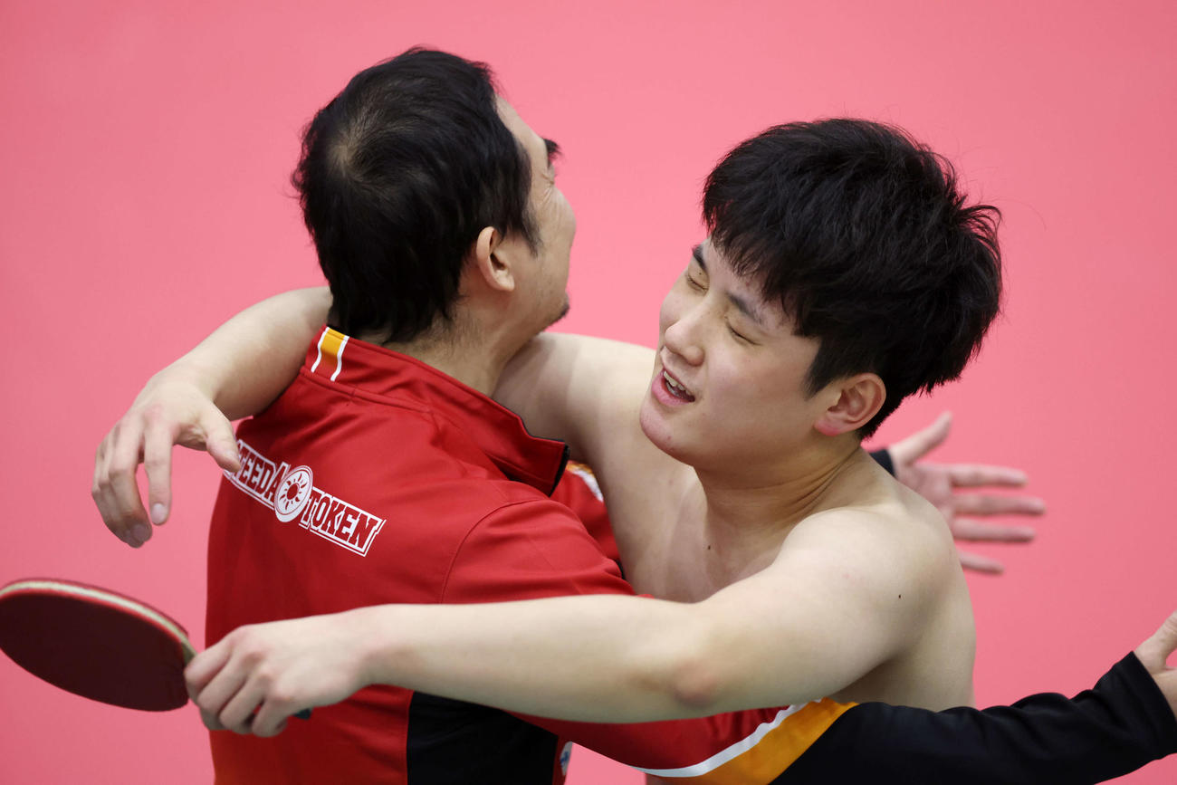 男子シングルスを優勝し、抱擁を交わす張本智（撮影・宮地輝）