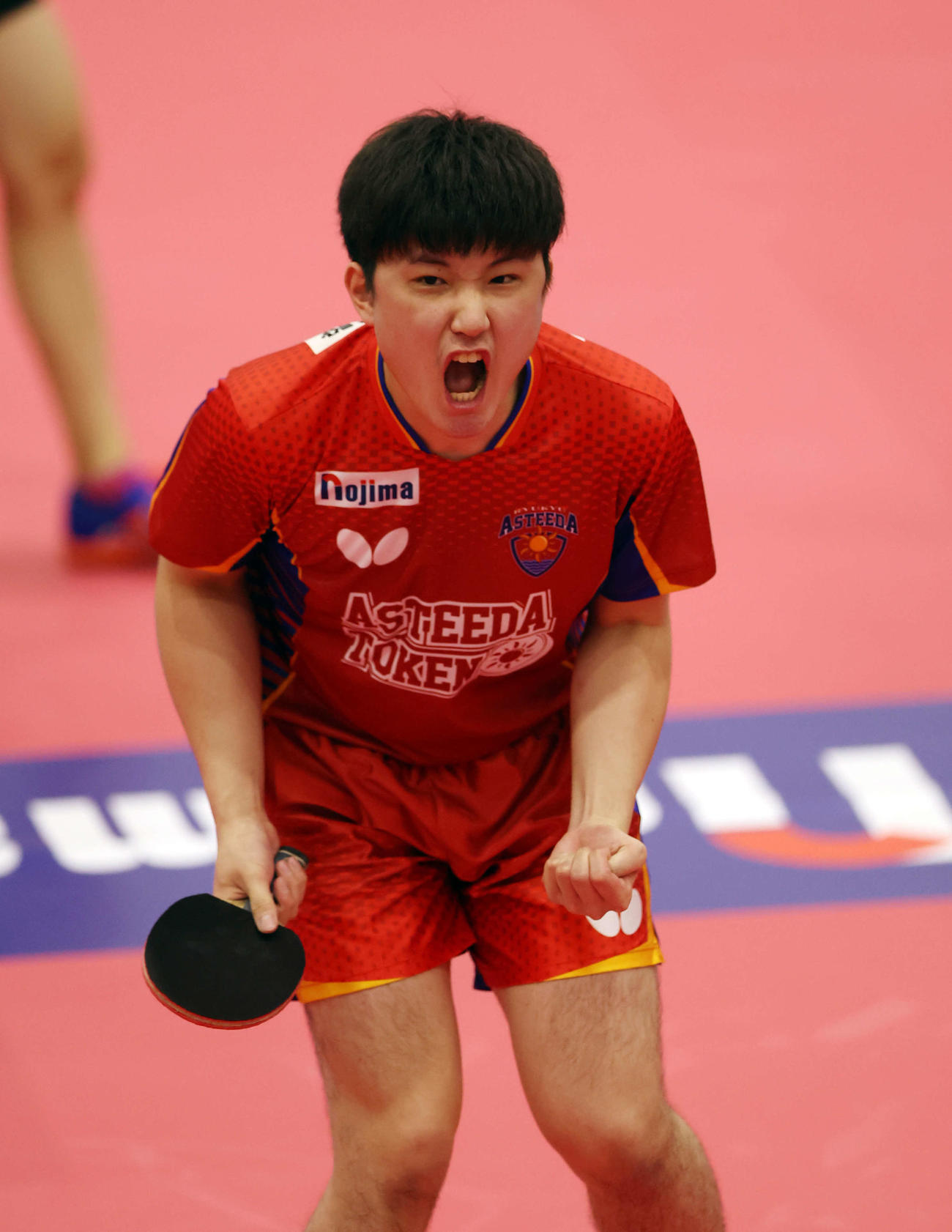 男子シングルス決勝　ポイントを奪い雄たけびを上げる張本智（撮影・宮地輝）