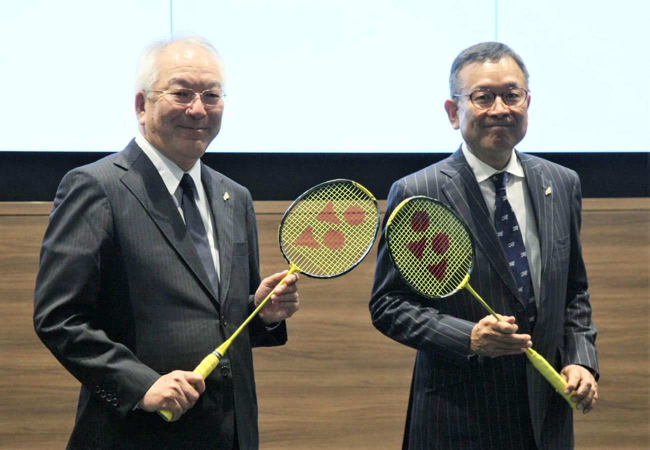 日本バドミントン協会の朝倉康善副会長（左）と村井満会長（撮影・藤塚大輔）