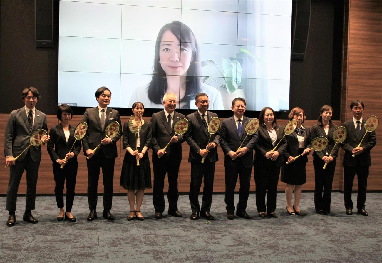 日本バドミントン協会の新理事と新監査。左から4人目が朝倉康善副会長、5人目が村井満会長（撮影・藤塚大輔）