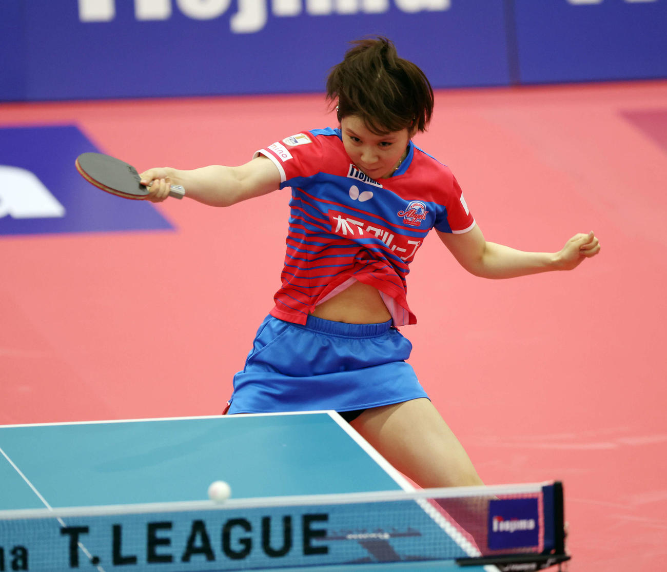 女子シングルス決勝　打ち返す平野（撮影・宮地輝）