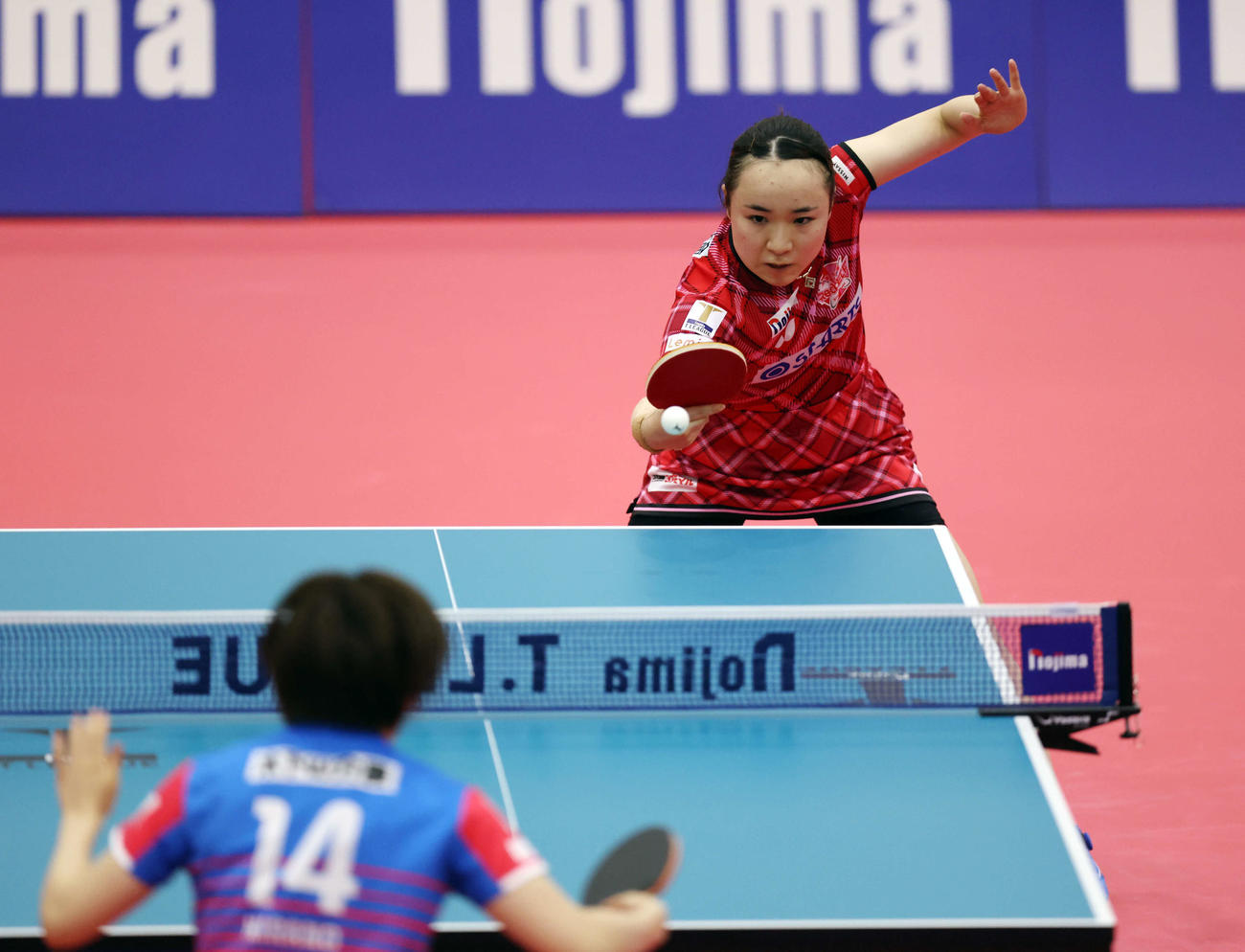 女子シングルス決勝　打ち返す伊藤（撮影・宮地輝）