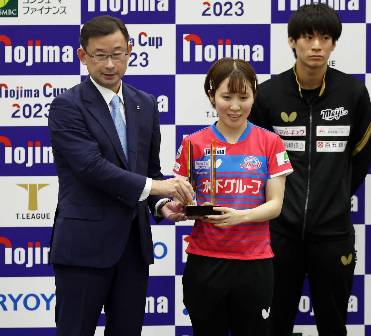 トロフィーを受け取る女子シングルス優勝の平野（撮影・宮地輝）