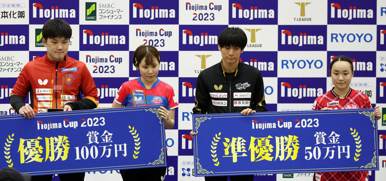 記念撮影する、左から男子シングルス優勝の張本智、女子シングルス優勝の平野、男子準優勝の戸上、女子準優勝の伊藤（撮影・宮地輝）