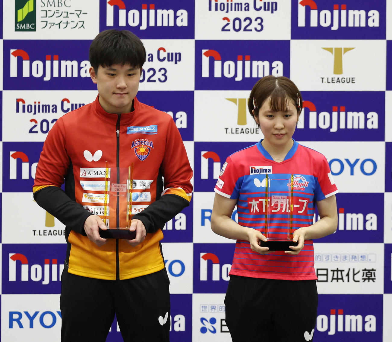 トロフィーを手に笑顔で記念撮影する男子シングルス優勝の張本智（左）と女子シングルス優勝の平野（撮影・宮地輝）