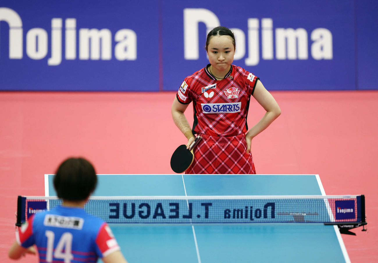 女子シングルス決勝　ポイントを奪われ厳しい表情の伊藤（撮影・宮地輝）