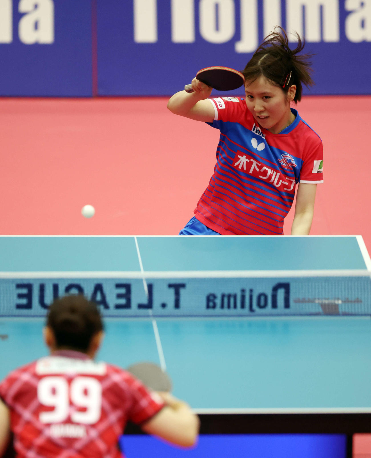 女子シングルス決勝　打ち返す平野（撮影・宮地輝）