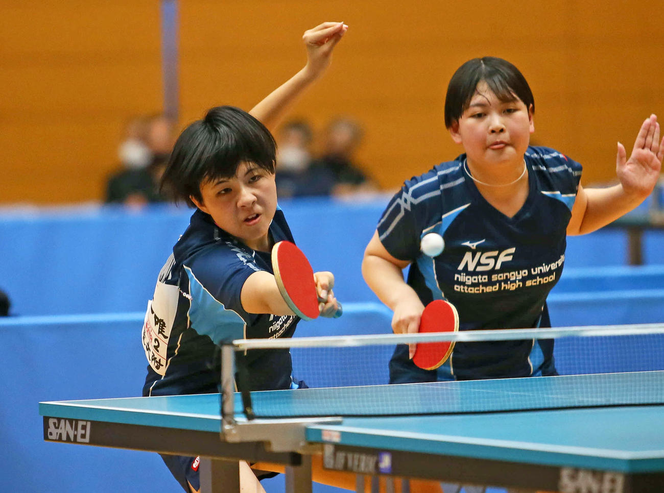 女子ダブルス決勝　奮闘する新潟産大付・山岸唯（左）と佐藤