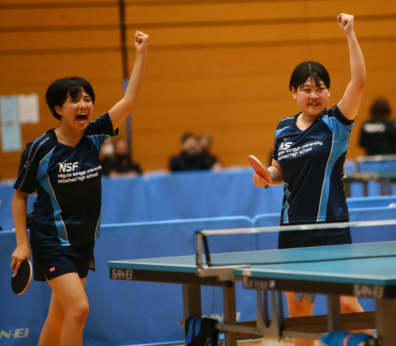 女子ダブルス決勝　1－0で迎えた第2ゲームを12－10で奪い、ガッツポーズの新潟産大付・山岸唯（左）と佐藤