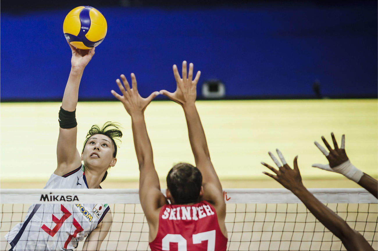日本対米国　スパイクを放つ和田由紀子（C）FIVB