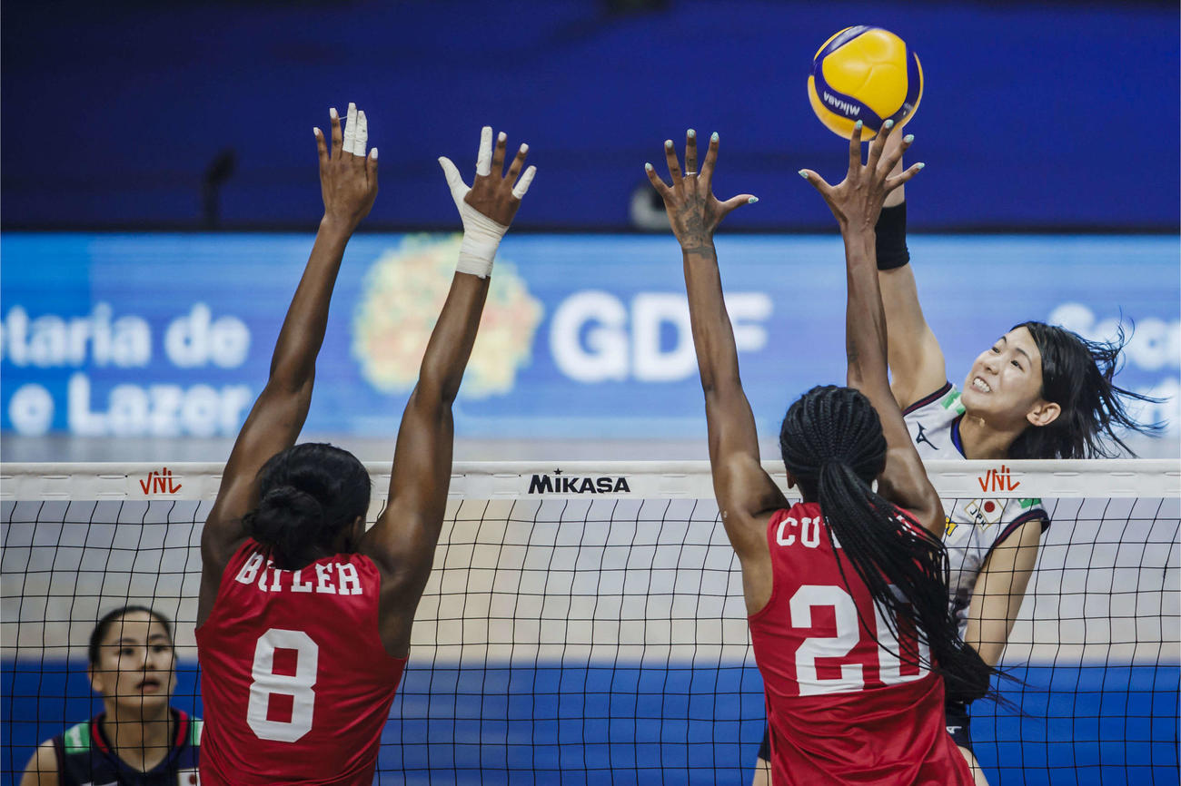 日本対米国　スパイクを放つ古賀紗理那（C）FIVB