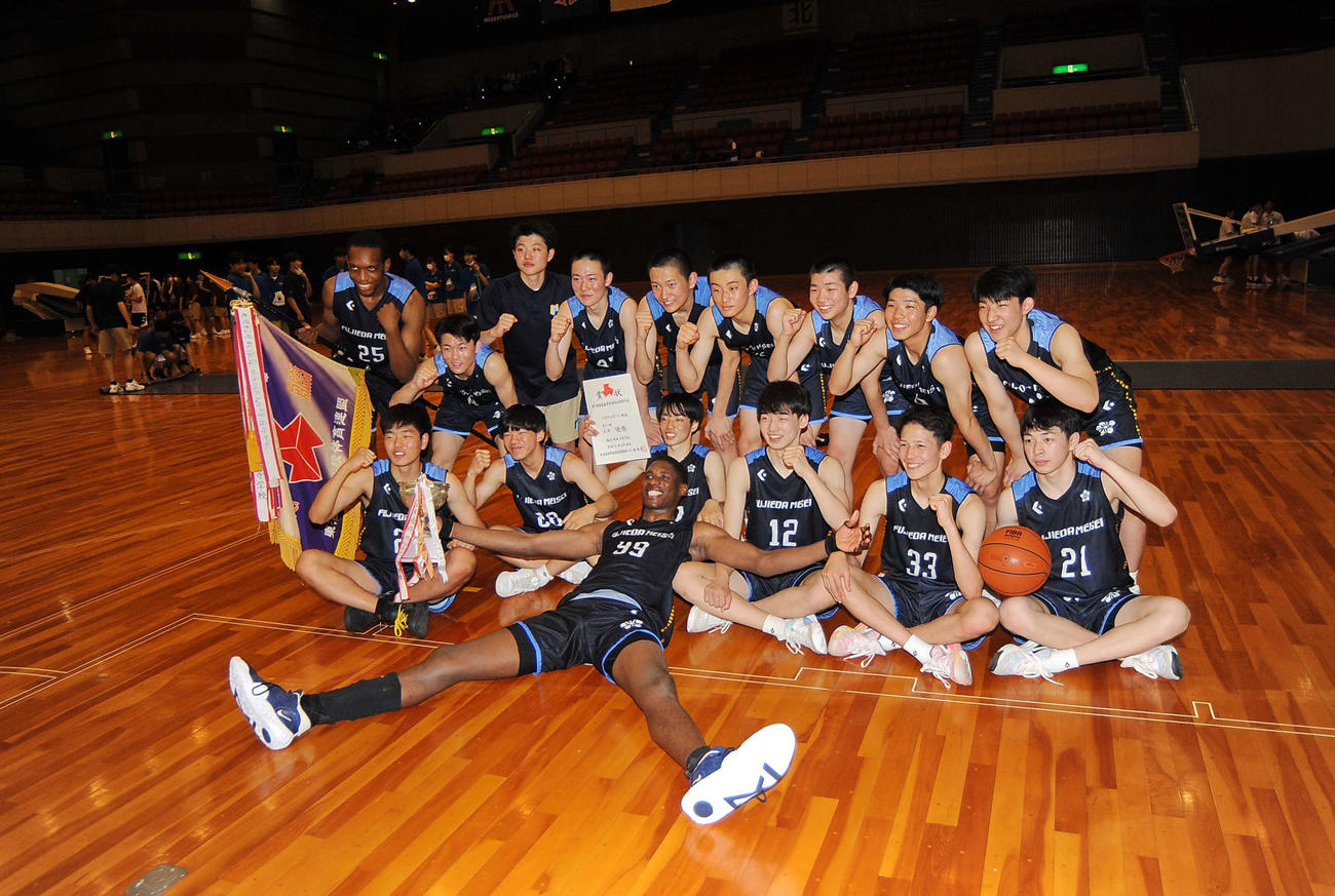 優勝に笑顔でポーズを決める藤枝明誠の選手ら