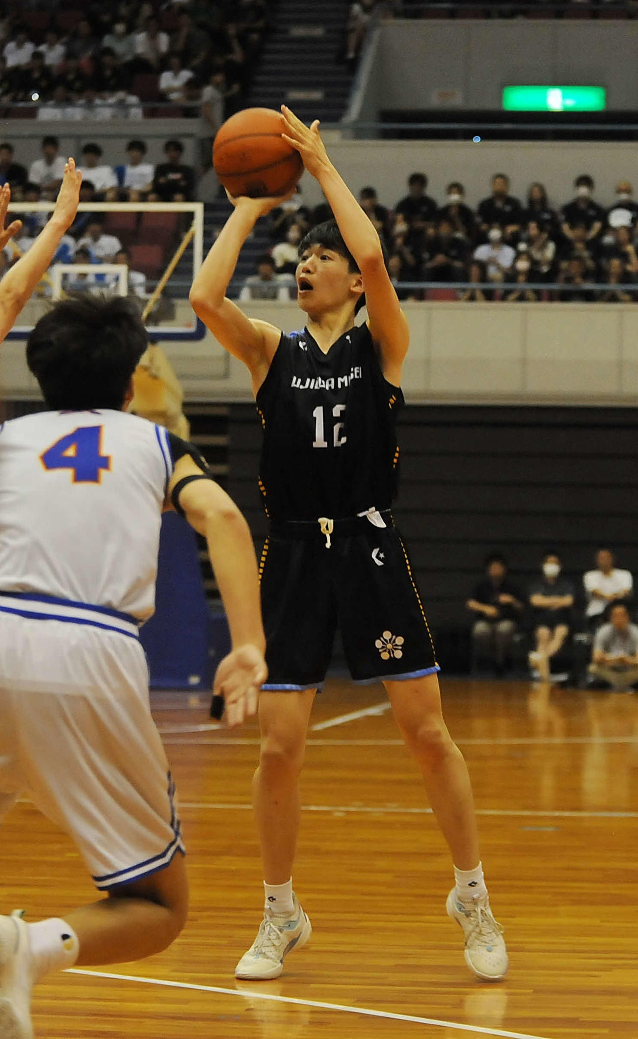 決勝の第4Q序盤で3点シュートを放つ藤枝明誠の赤間