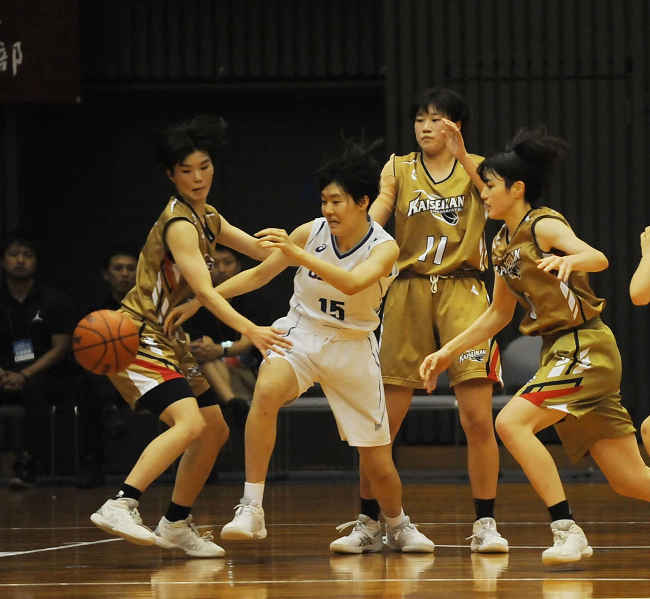 自陣ゴールを守る浜松開誠館の選手ら