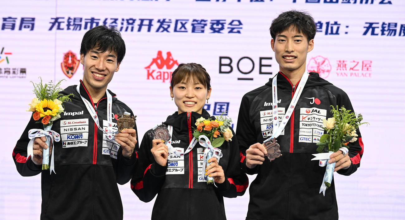 フェンシング・アジア選手権の男子エペで優勝した加納虹輝（左）と3位の古俣聖（右）。中央は女子フルーレ準優勝の東晟良＝日本協会提供