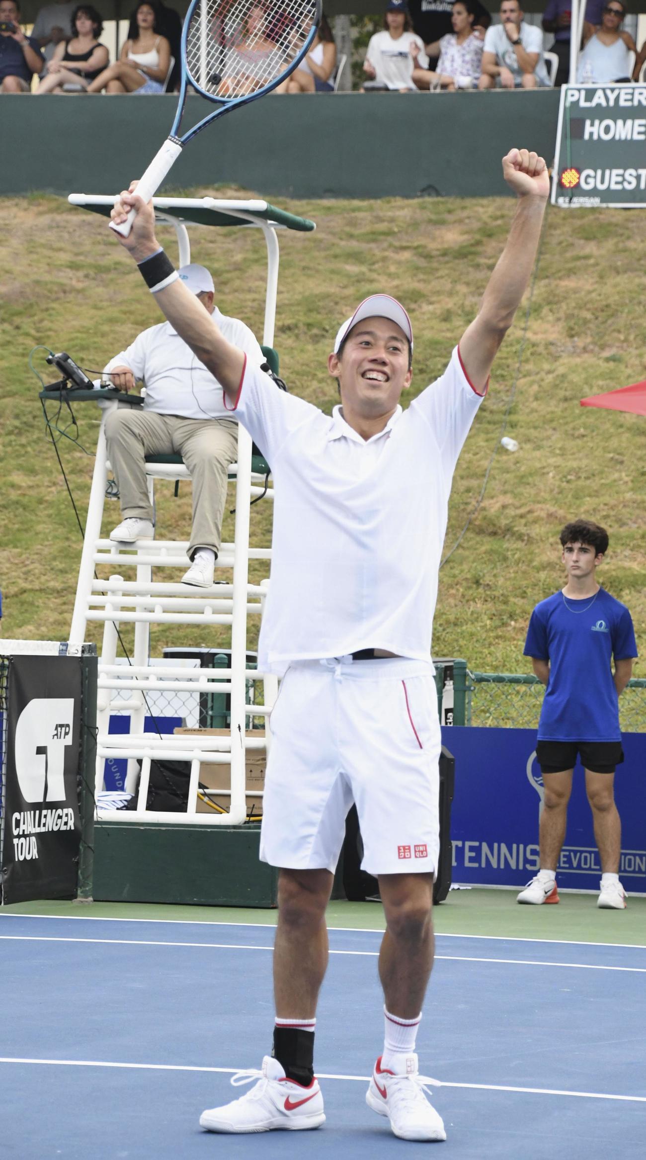 復帰戦で優勝し、喜ぶ錦織圭＝パルマスデルマール（共同）
