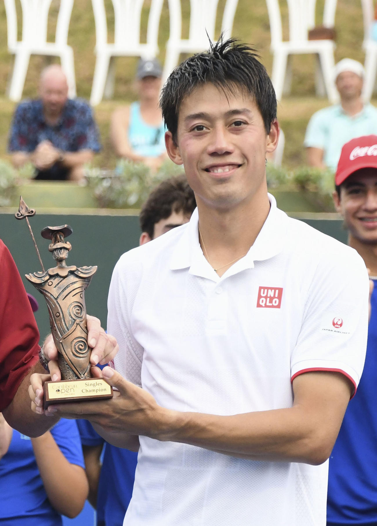 復帰戦で優勝し、トロフィーを手に笑顔の錦織圭＝パルマスデルマール（共同）