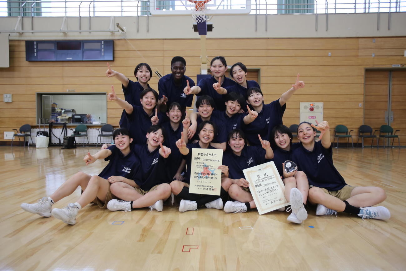 全国出場を決めて喜ぶ日本航空北海道のメンバー（撮影・中島洋尚）