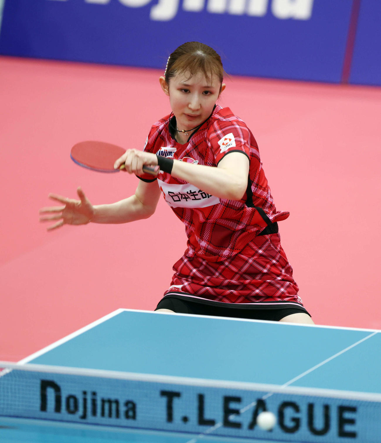 Tリーグ・ノジマカップ女子シングルス準決勝　打ち返す早田（2023年6月18日撮影）