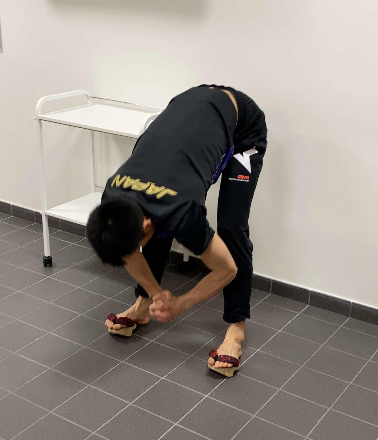 1本歯のげたを履いてストレッチする深津