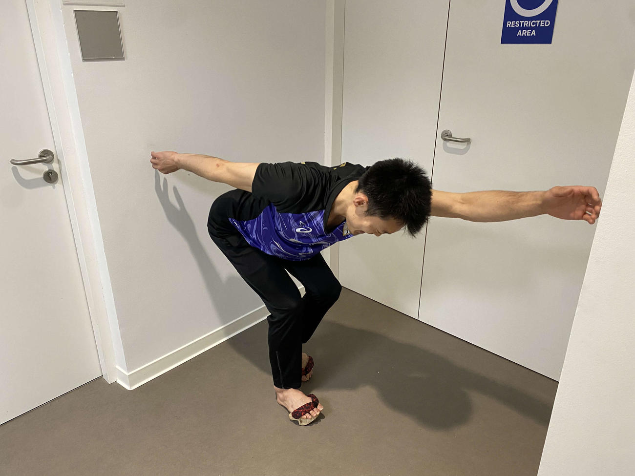 1本歯のげたを履いてストレッチする深津