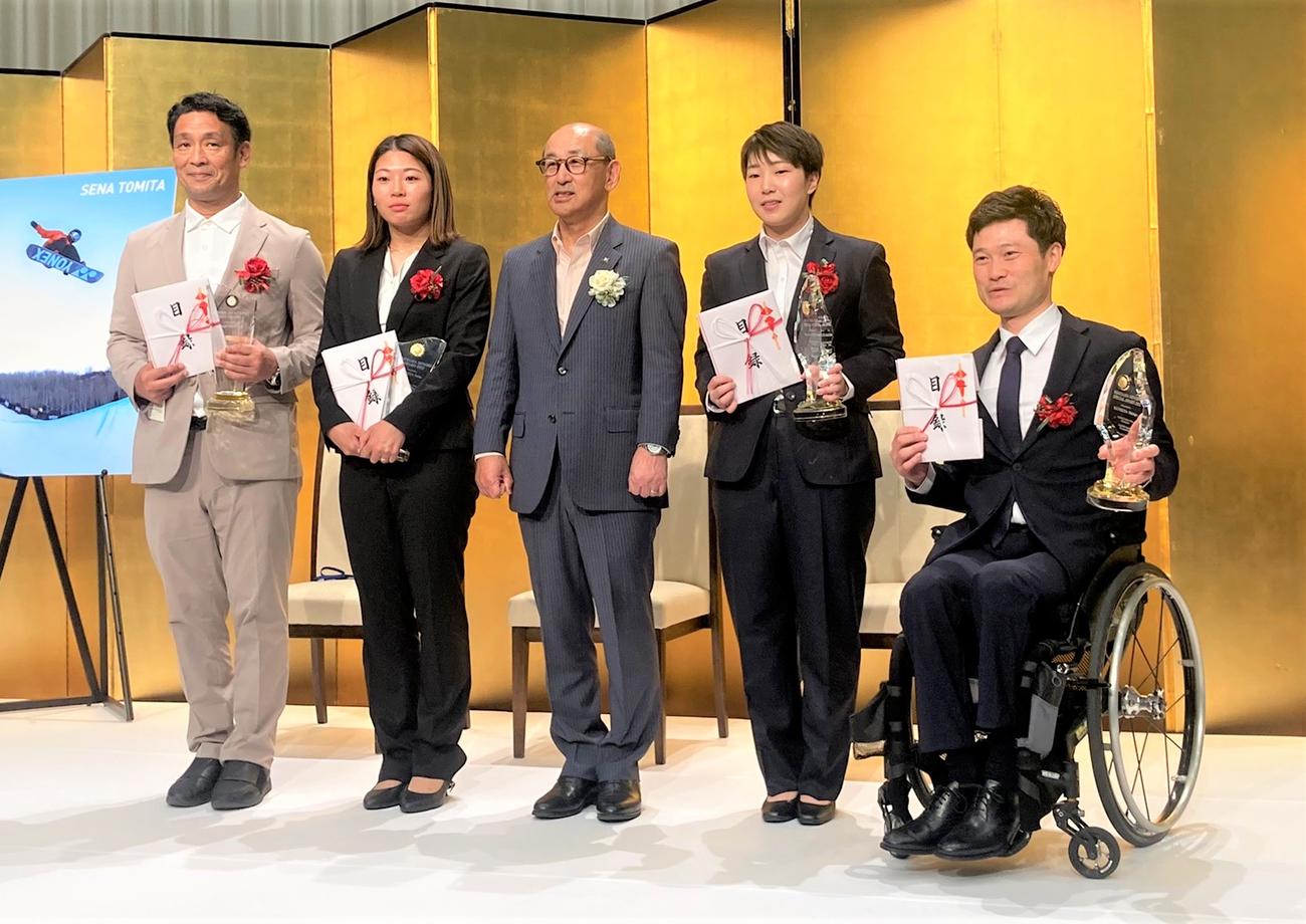 2022年「米山稔賞」表彰式に登壇した、左から平野歩夢の父英功さん、冨田、公益財団法人ヨネックススポーツ振興財団の米山勉理事長、山口、国枝慎吾さん（撮影・藤塚大輔）