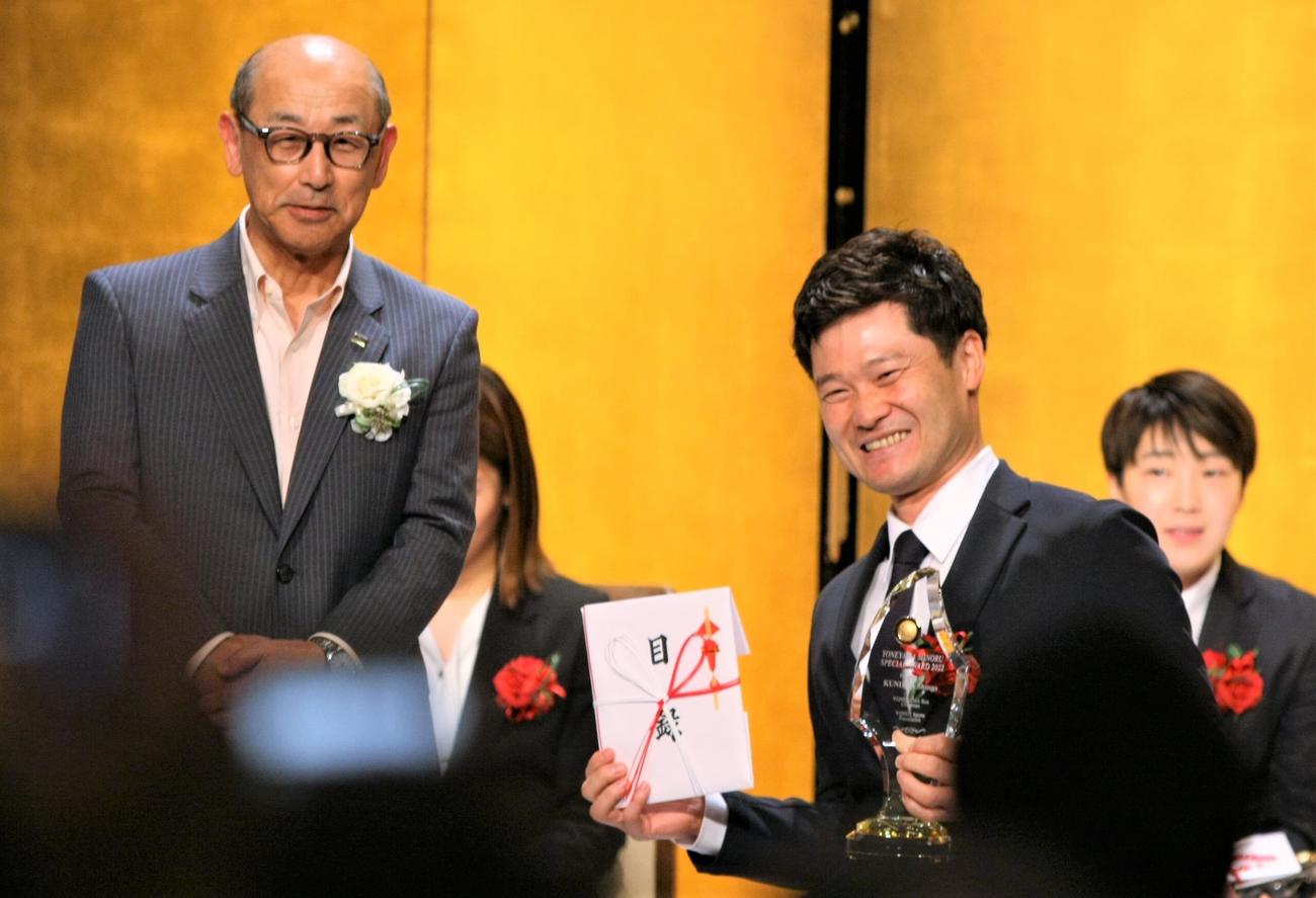 2022年「米山稔賞」表彰式に登壇した国枝慎吾さん（右）と公益財団法人ヨネックススポーツ振興財団の米山勉理事長（撮影・藤塚大輔）