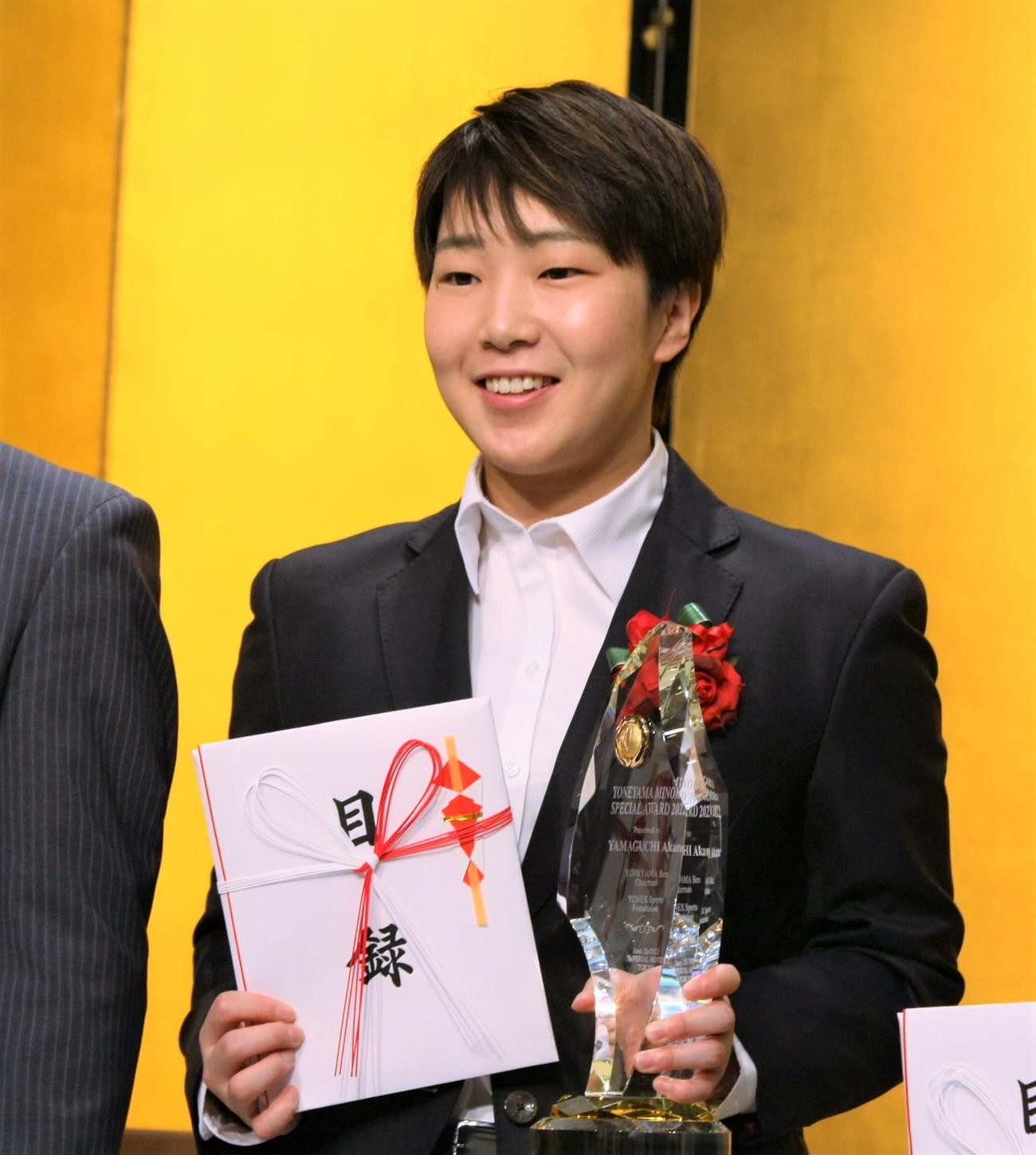 2022年「米山稔賞」表彰式に登壇した女子バドミントンの山口（撮影・藤塚大輔）