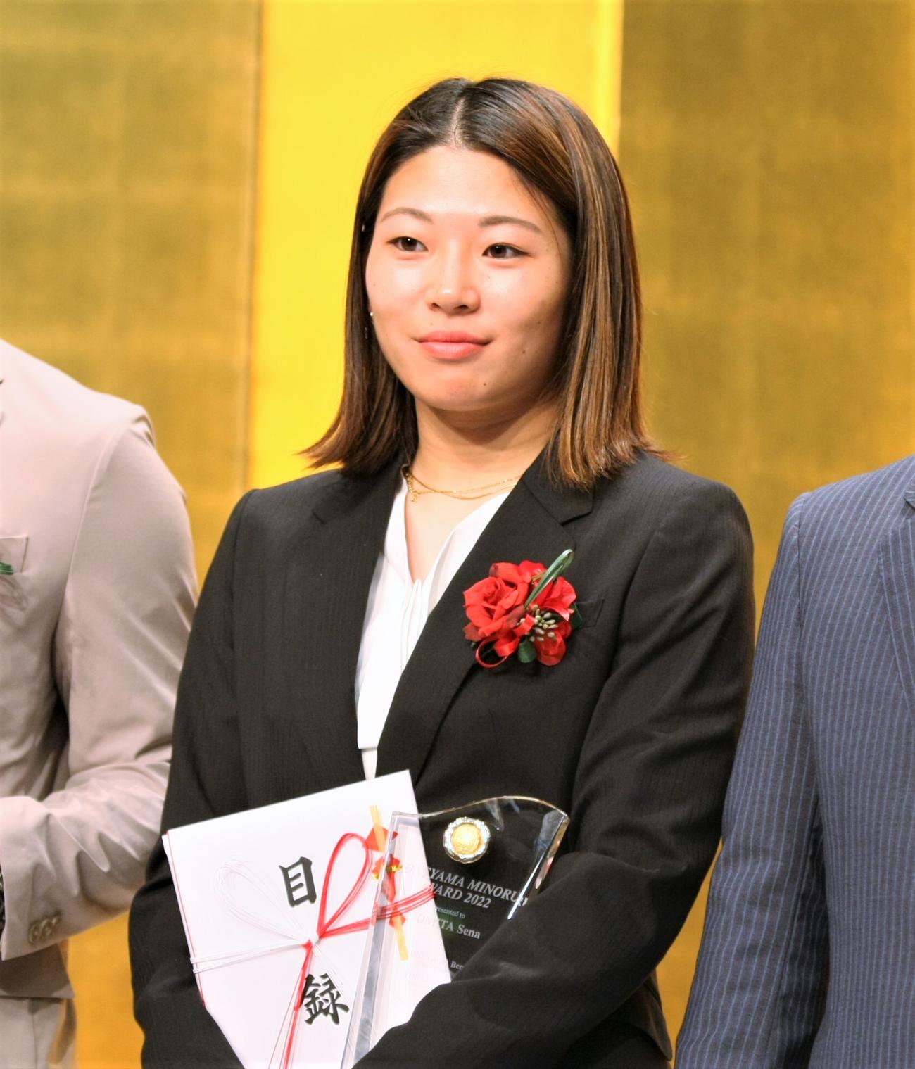 2022年「米山稔賞」表彰式に登壇した女子スノーボードの冨田（撮影・藤塚大輔）