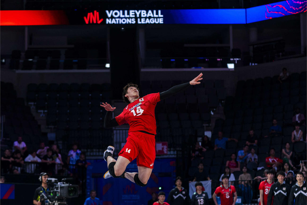 日本対カナダ　スパイクを放つ石川（C）FIVB